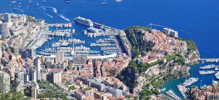 Port Hercule et le Rocher de Monaco vus de La Turbie